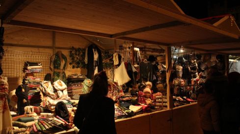 Ángeles y mercado navideño en la Catedral de León