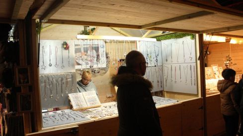 Ángeles y mercado navideño en la Catedral de León