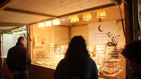 Ángeles y mercado navideño en la Catedral de León