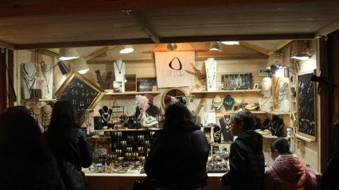 Ángeles y mercado navideño en la Catedral de León