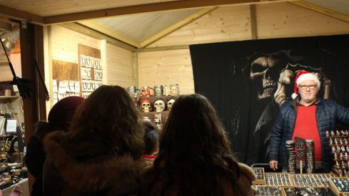 Ángeles y mercado navideño en la Catedral de León
