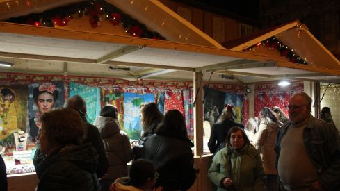 Ángeles y mercado navideño en la Catedral de León