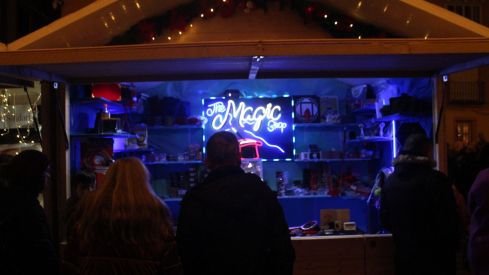 Ángeles y mercado navideño en la Catedral de León