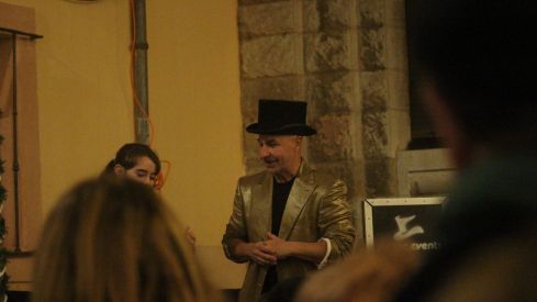 Ángeles y mercado navideño en la Catedral de León