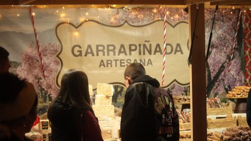 Ángeles y mercado navideño en la Catedral de León