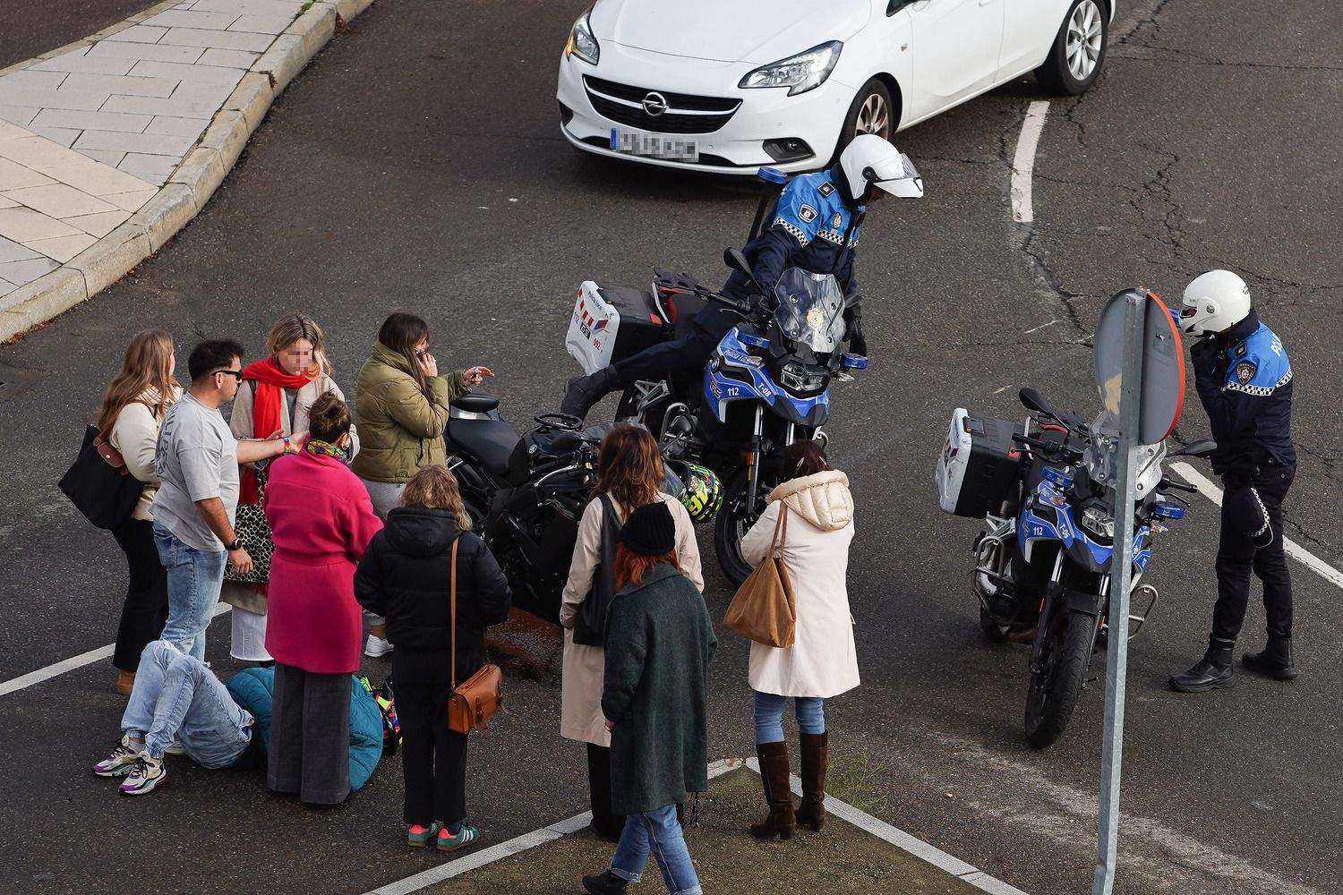 Herido un joven motorista tras caerse con su moto en la calle Joaquín González Vecín de León Herido un joven motorista tras caerse con su moto en la calle Joaquín González Vecín de León