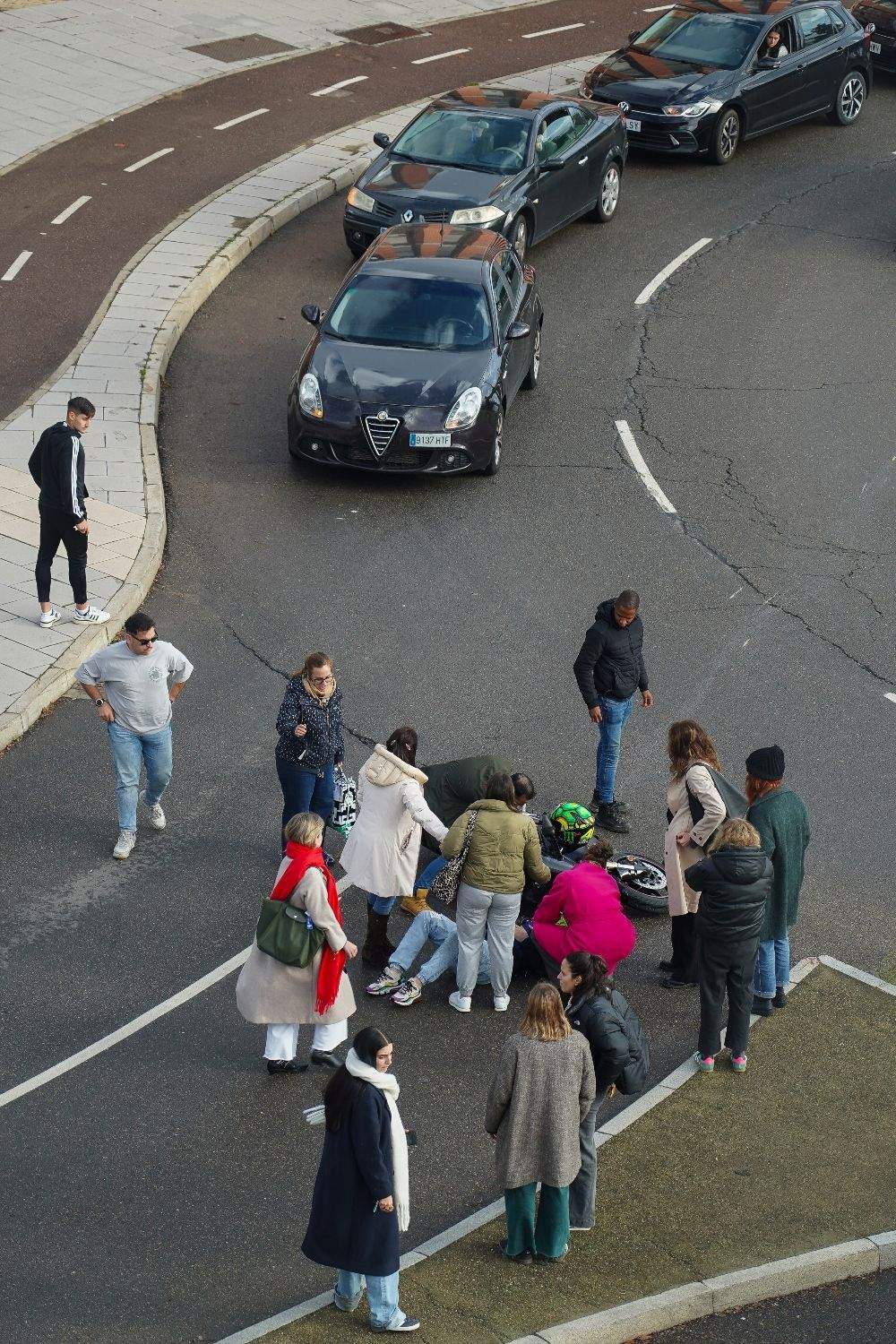 Herido un joven motorista tras caerse con su moto en la calle Joaquín González Vecín de León Herido un joven motorista tras caerse con su moto en la calle Joaquín González Vecín de León