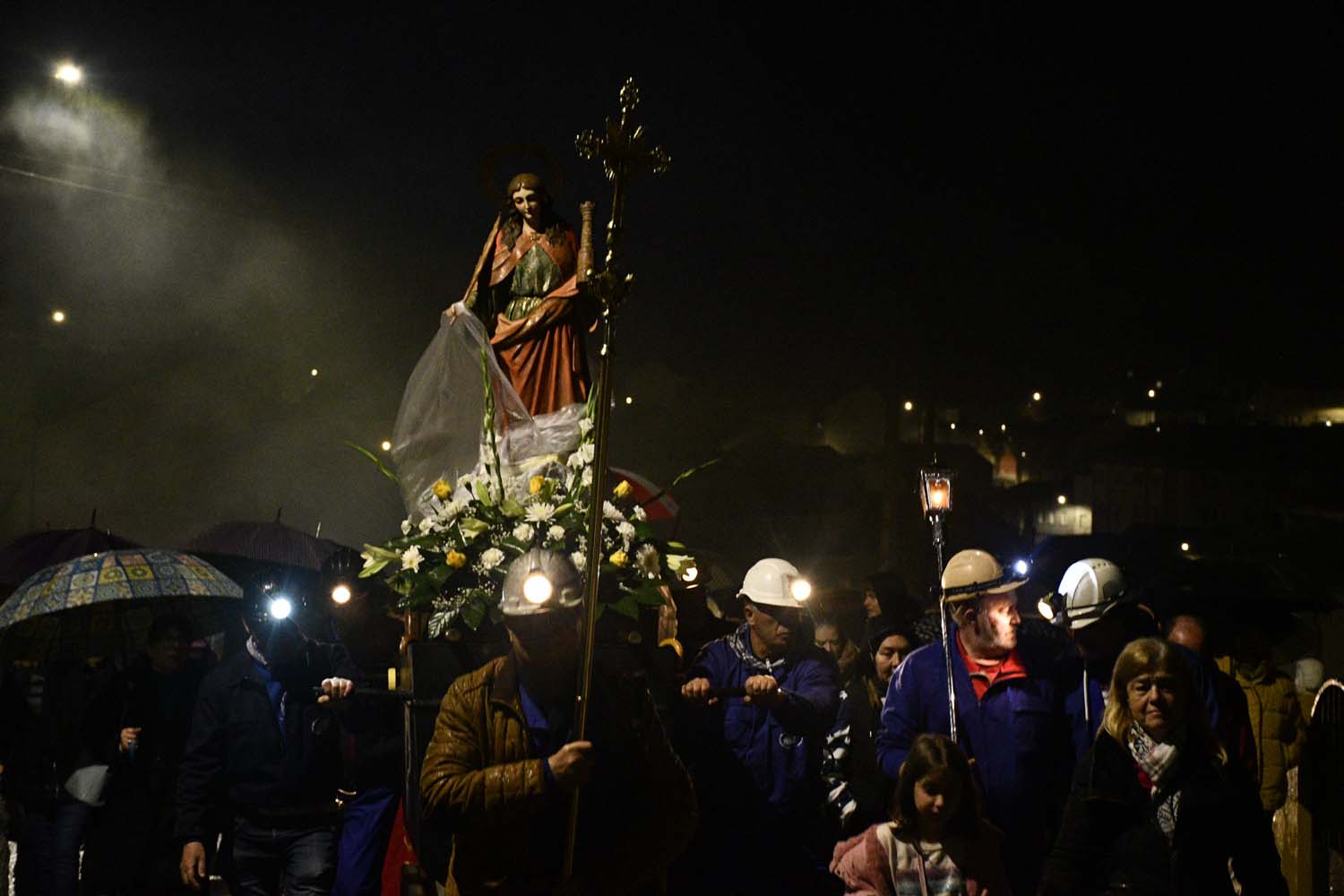 Imagen de archivo de una procesión nocturna por Santa Bárbara