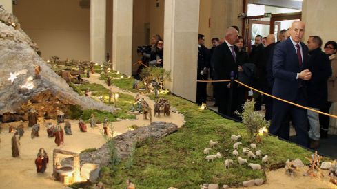 Un belén de la Cofradía del Dulce Nombre de Jesús Nazareno reabre, por Navidad, la Casa de las Carnicerías de León | Peio García (ICAL)