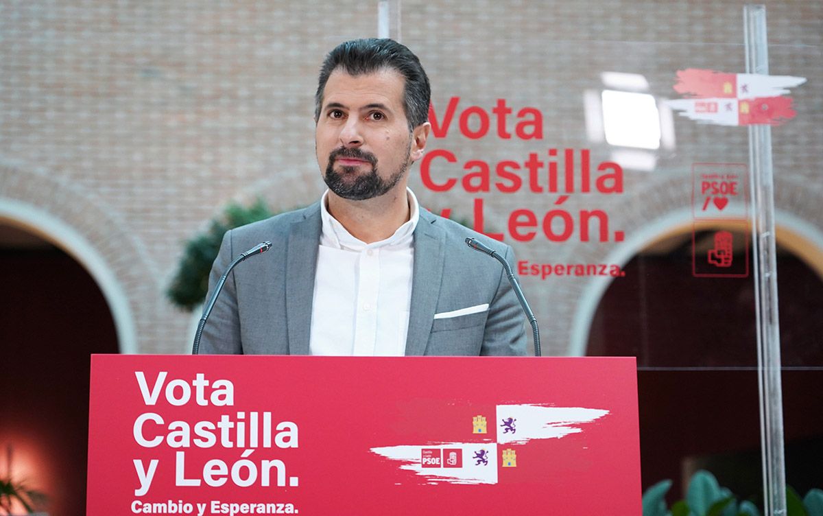 El candidato del PSOE a la Junta, Luis Tudanca, comparece para hacer balance de la campaña electoral