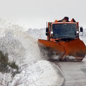 La nieve prohibe la circulación de camiones en la N-625 entre Riaño y Oseja de Sajambre (León)
