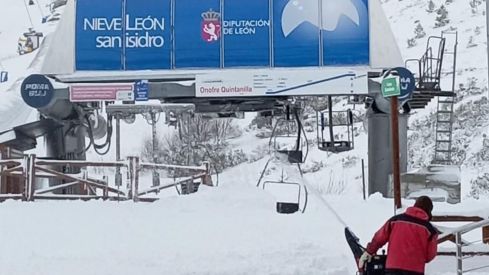Las estaciones de esquí de San Isidro y Leitariegos abrirán con 7,5 kilómetros de pistas para iniciar la temporada
