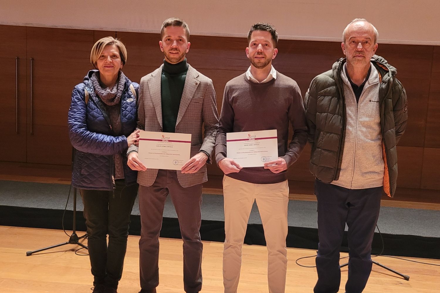 Carlos y David Gómez junto a sus padres recibiendo los premios a la excelencia autonómica