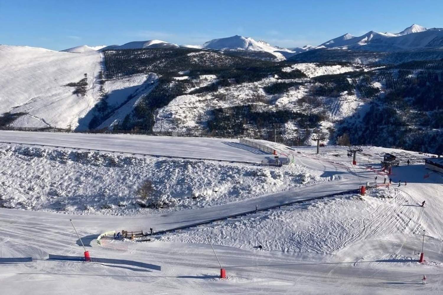 Estación de esquí Valle Laciana-Leitariegos durante el primer fin de semana de la temporada