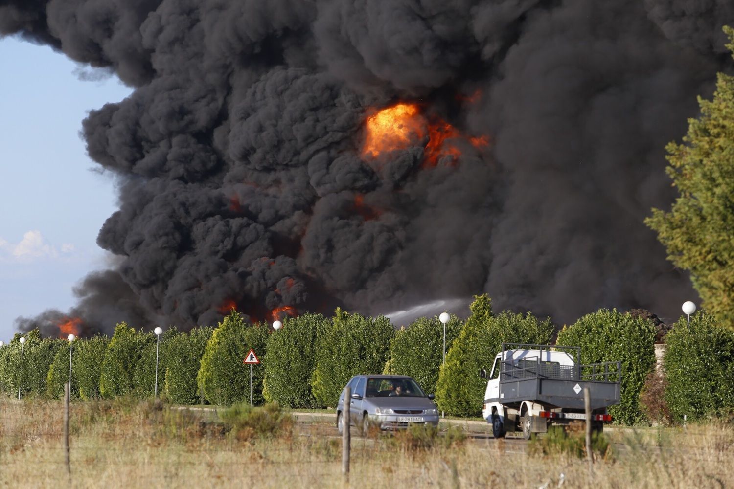 Incendio de 12.000 toneladas de neumáticos en la planta de reciclaje de Ardoncino (León) en 2015  | Campillo ICAL