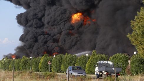 Incendio de 12.000 toneladas de neumáticos en la planta de reciclaje de Ardoncino (León) en 2015  | Campillo ICAL