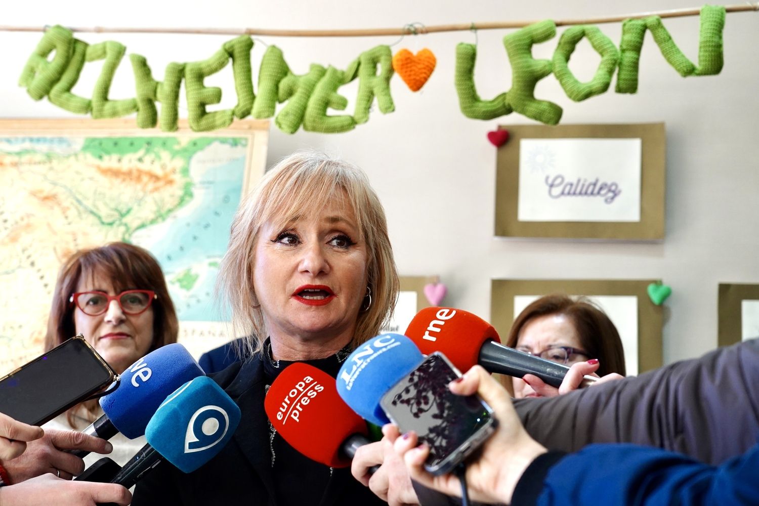 La consejera de Industria, Comercio y Empleo, Leticia García, visita las actividades formativas de Alzheimer León | Campillo / ICAL 