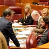 Los portavoces del PP y de Vox, Ricardo Gavilanes y Juan García-Gallardo, conversan durante el Pleno de las Cortes de Castilla y León | Leticia Pérez / ICAL