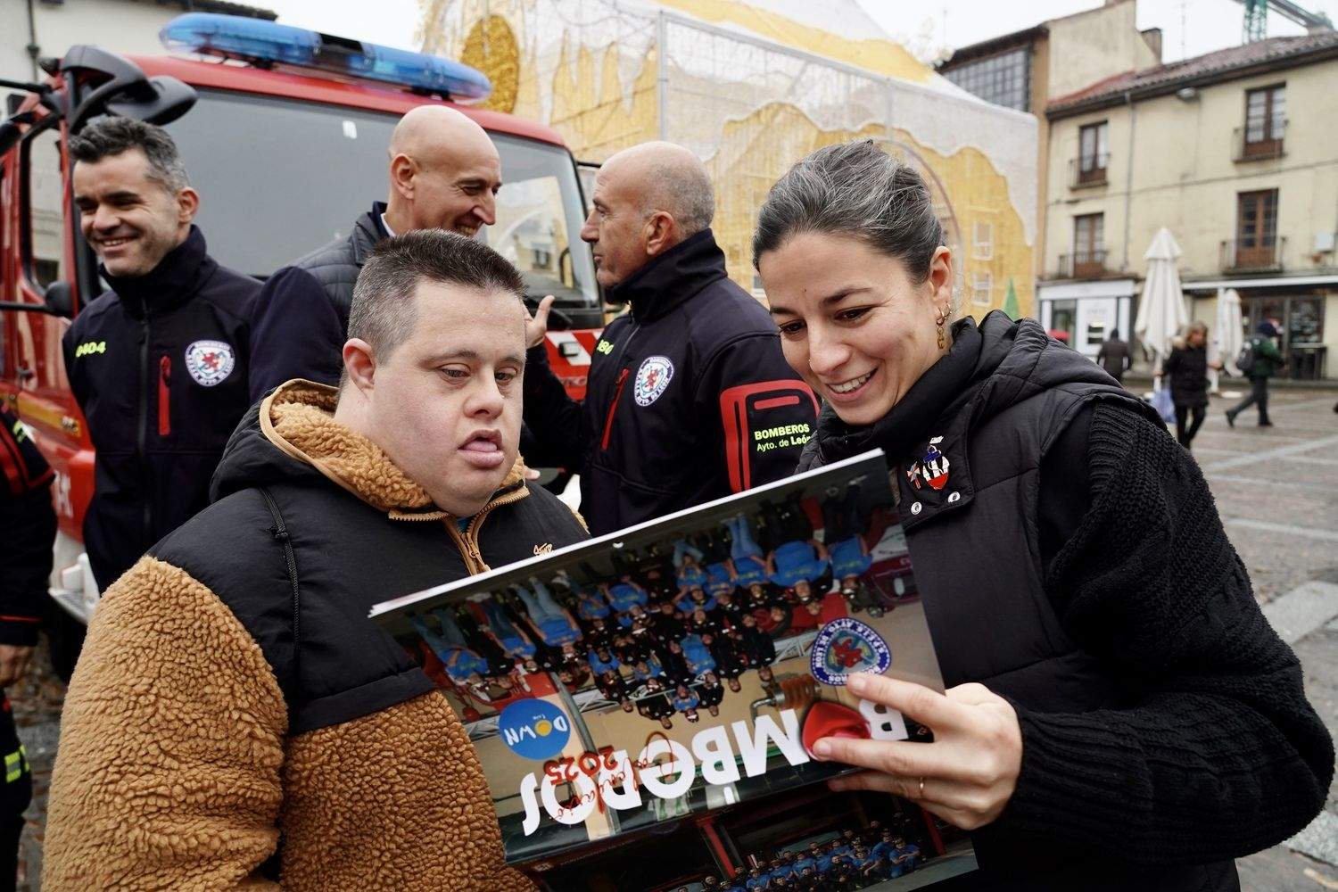 Presentación del calendario solidario de los Bomberos de León | Campillo / ICAL