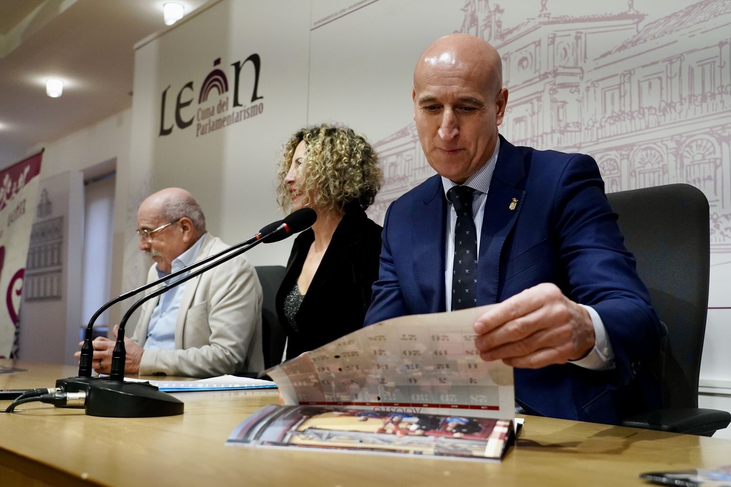 Presentación del calendario solidario de los Bomberos de León | Campillo / ICAL