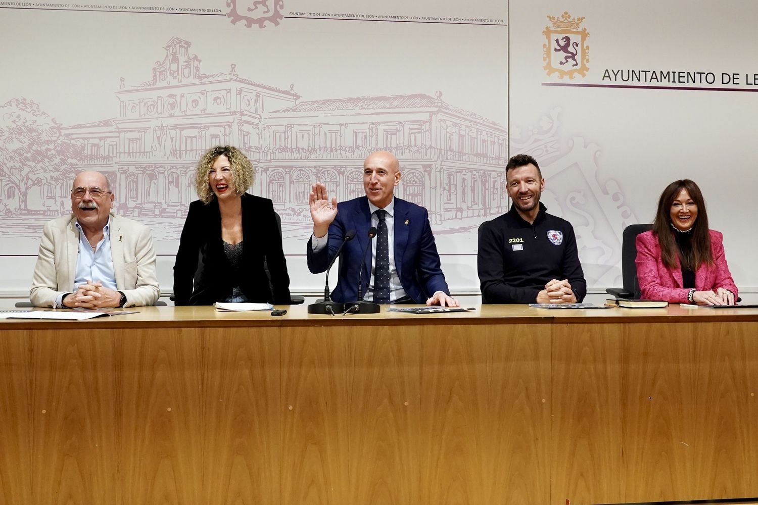 Presentación del calendario solidario de los Bomberos de León | Campillo / ICAL