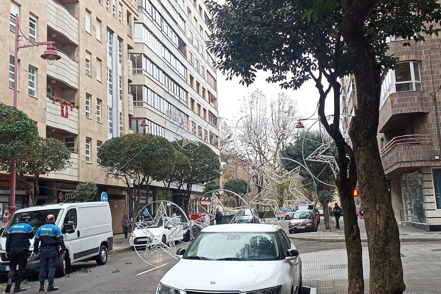 La caída de una de luces navideñas de León provoca el corte al tráfico de la calle Covadonga