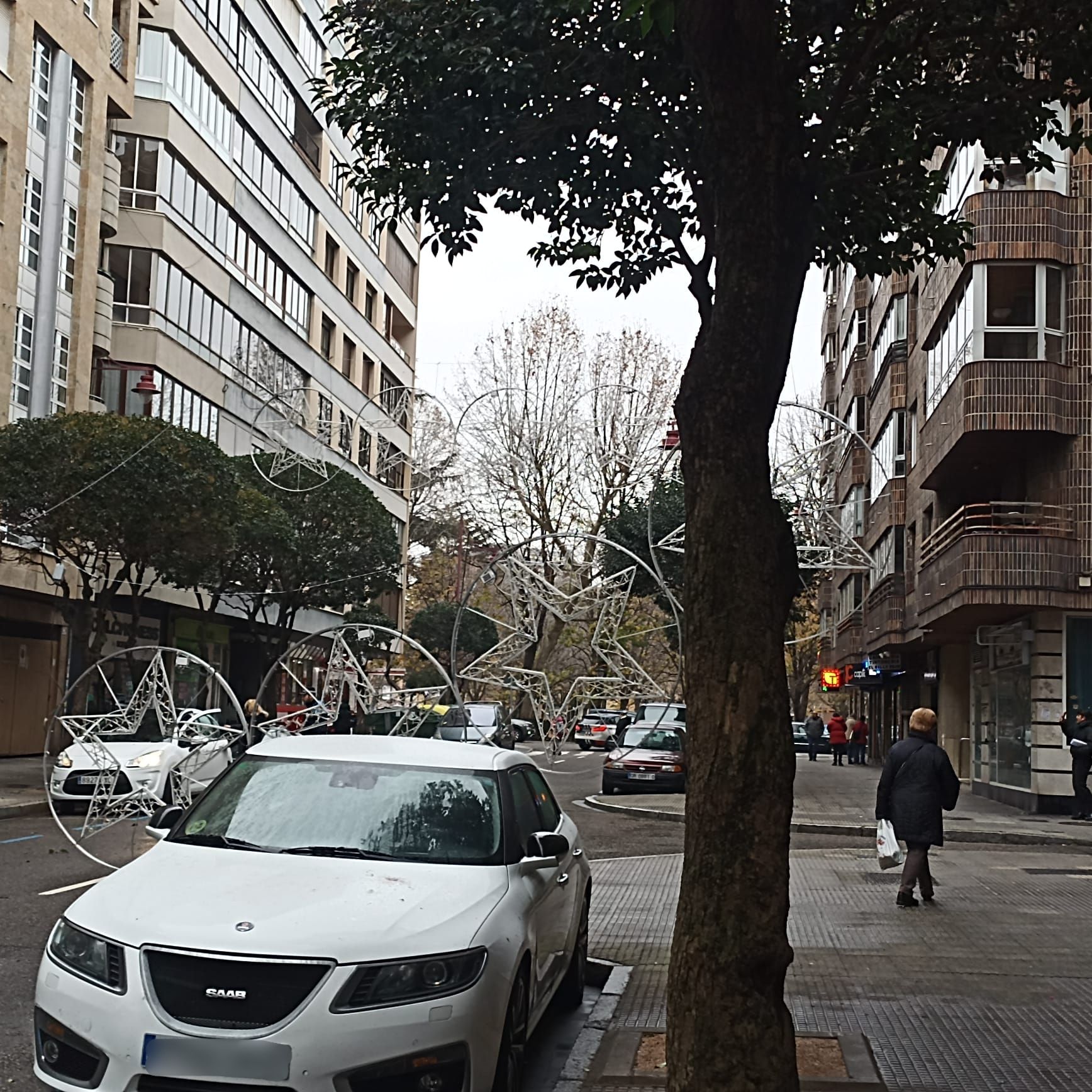 Luces navideñas caídas en la calle Covadonga