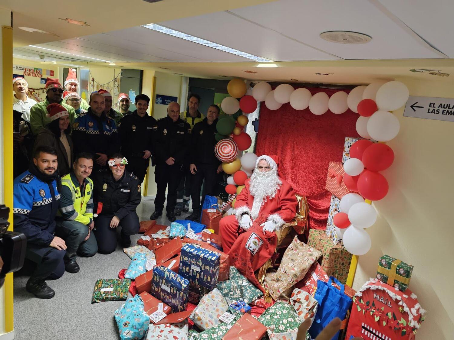 Papá Noel visita el Hospital de León escoltado por los Moteros Solidarios y las Fuerzas de Seguridad