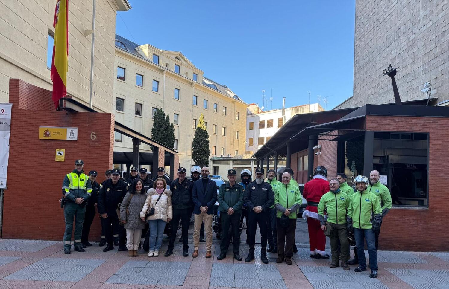 Papa Noel junto a las Fuerzas de Seguridad y Moteros Solidarios