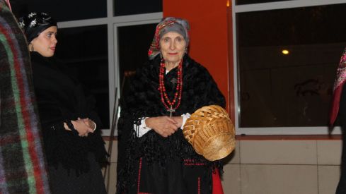 La Vieya'l Monte recorre las calles de Trobajo del Camino | Isaac Llamazares