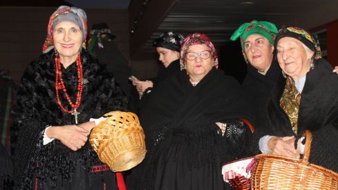 La Vieya'l Monte recorre las calles de Trobajo del Camino | Isaac Llamazares