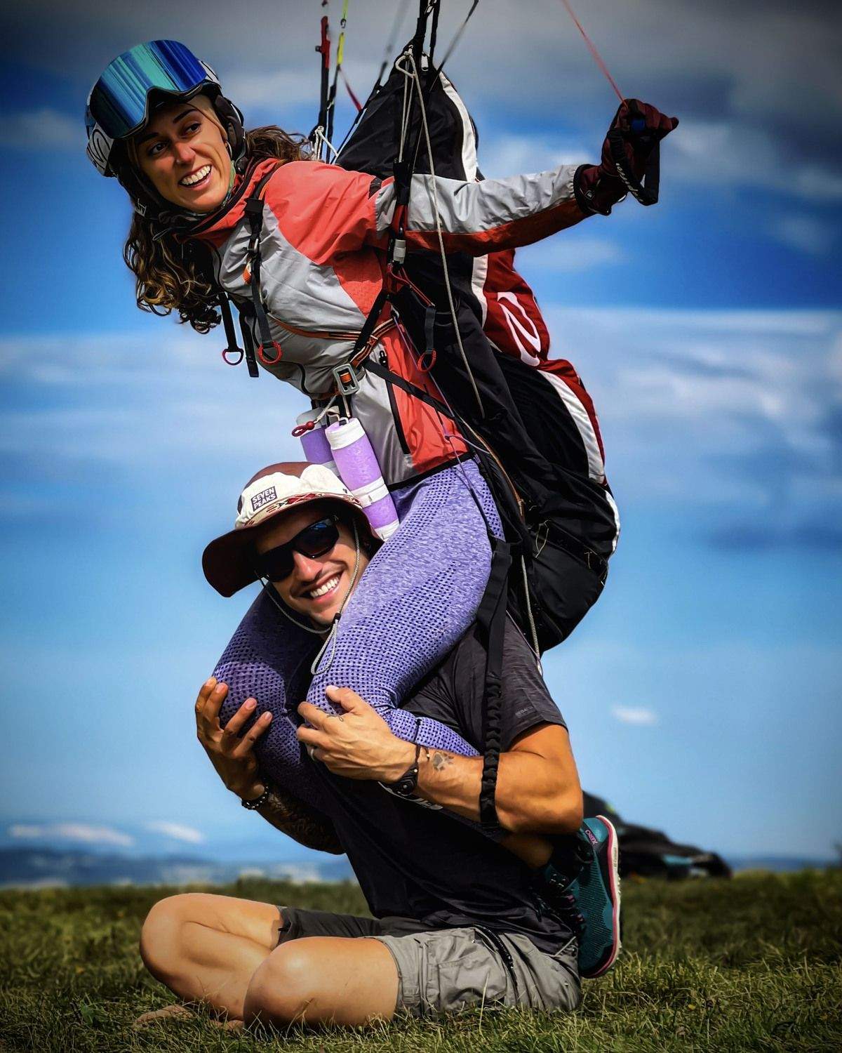 Junto a él, su pareja Pilar Montero, parapentista marbellí que obtuvo una medalla de plata en la final de la World Cup celebrada en China el pasado mes de octubre | ICAL Junto a él, su pareja Pilar Montero, parapentista marbellí que obtuvo una medalla de plata en la final de la World Cup celebrada en China el pasado mes de octubre | ICAL