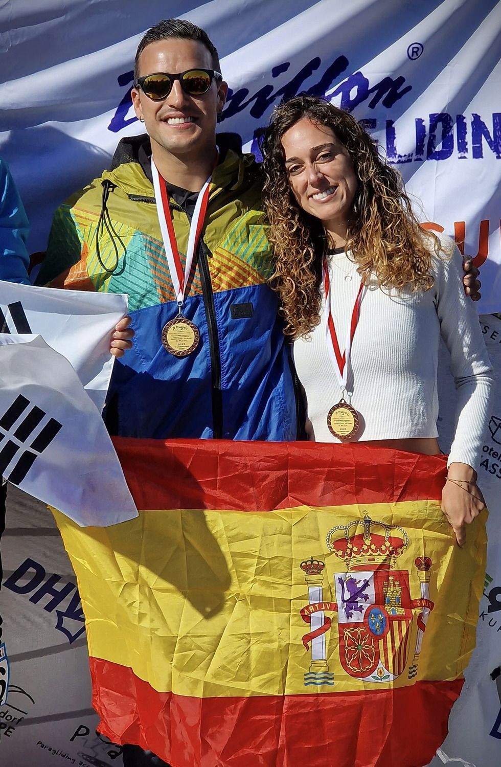Junto a él, su pareja Pilar Montero, parapentista marbellí que obtuvo una medalla de plata en la final de la World Cup celebrada en China el pasado mes de octubre | ICAL Junto a él, su pareja Pilar Montero, parapentista marbellí que obtuvo una medalla de plata en la final de la World Cup celebrada en China el pasado mes de octubre | ICAL