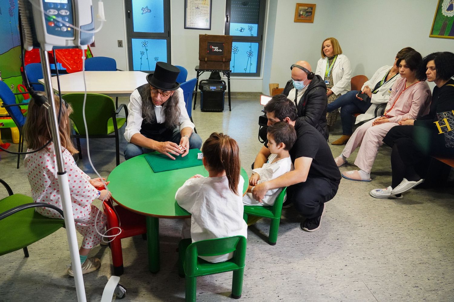 La magia llena de ilusión la planta de Pediatría del Hospital de León | Campillo / ICAL