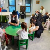 La magia llena de ilusión la planta de Pediatría del Hospital de León | Campillo / ICAL