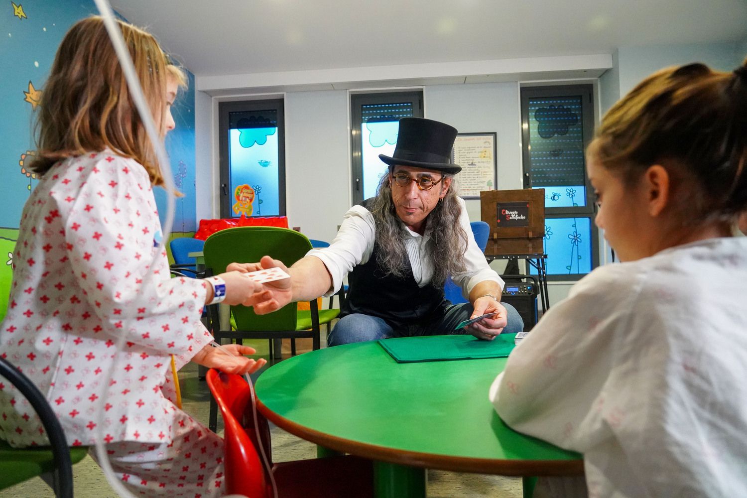 El mago Oliveiro Satisfecho ofrece una actuación, dentro del XXI Festival Internacional Vive la Magia, en la planta de Pediatría del Complejo Asistencial Universitario de León | Campillo / ICAL