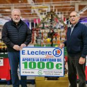 E.Leclec dona 1.000 euros la Asociación Española Contra el Cáncer en León con motivo de las fiestas de Navidad
