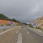 Un camionero queda atrapado en la cabina tras volcar en la A-6 a la altura de Brazuelo (León)