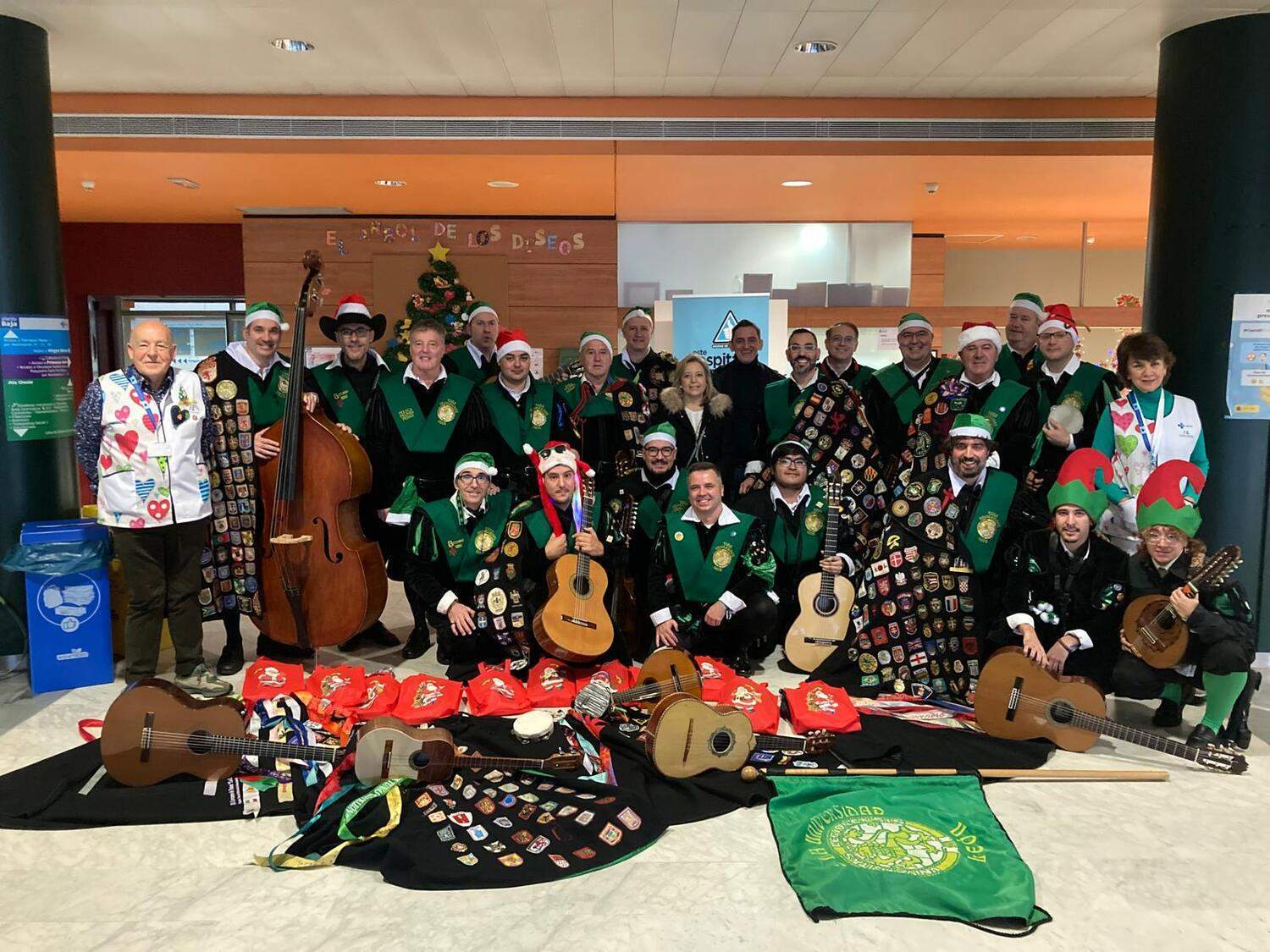 Visita de la Tuna de la Universidad de León al CAULE Visita de la Tuna de la Universidad de León al CAULE