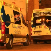 Ambulancia de noche | Dos heridas en un accidente en Palanquinos (León) Ambulancia de noche | Dos heridas en un accidente en Palanquinos (León)