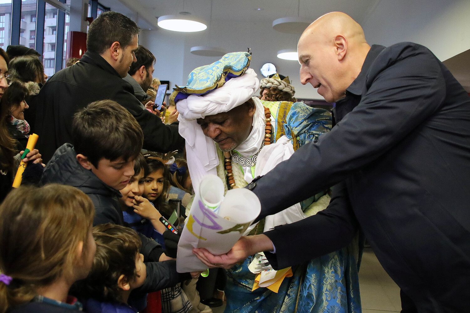  Recibimiento a los Reyes Magos de Oriente en la estación de tren de León | Peio García / ICAL