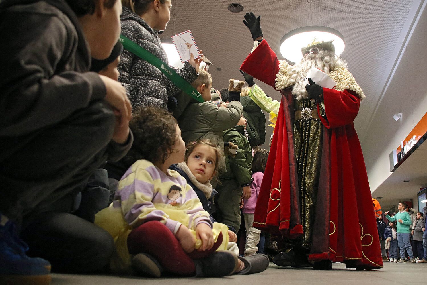  Recibimiento a los Reyes Magos de Oriente en la estación de tren de León | Peio García / ICAL