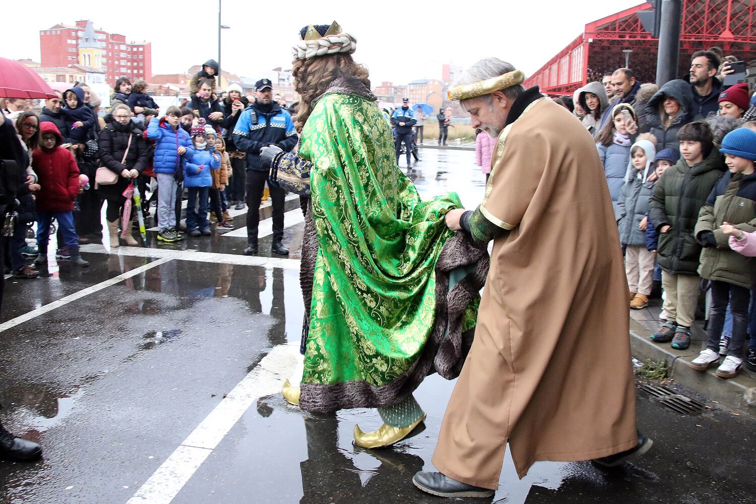  Recibimiento a los Reyes Magos de Oriente en la estación de tren de León | Peio García / ICAL