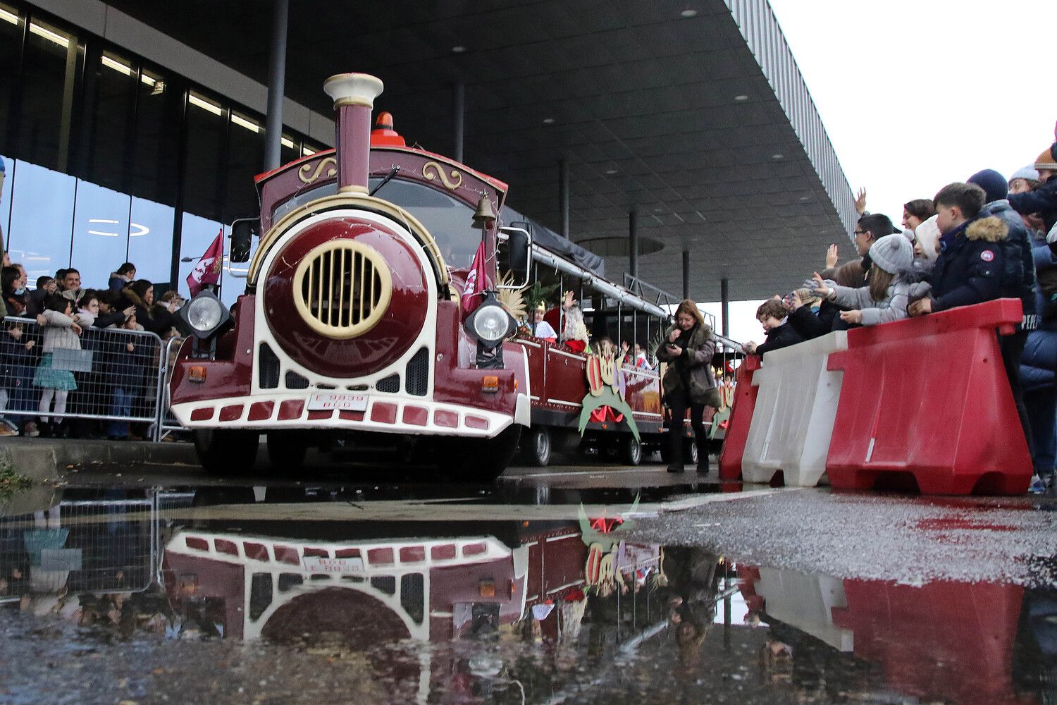  Recibimiento a los Reyes Magos de Oriente en la estación de tren de León | Peio García / ICAL