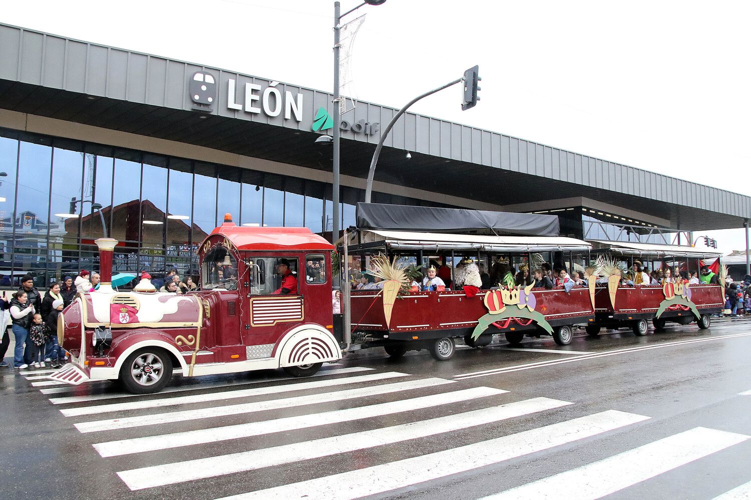  Recibimiento a los Reyes Magos de Oriente en la estación de tren de León | Peio García / ICAL