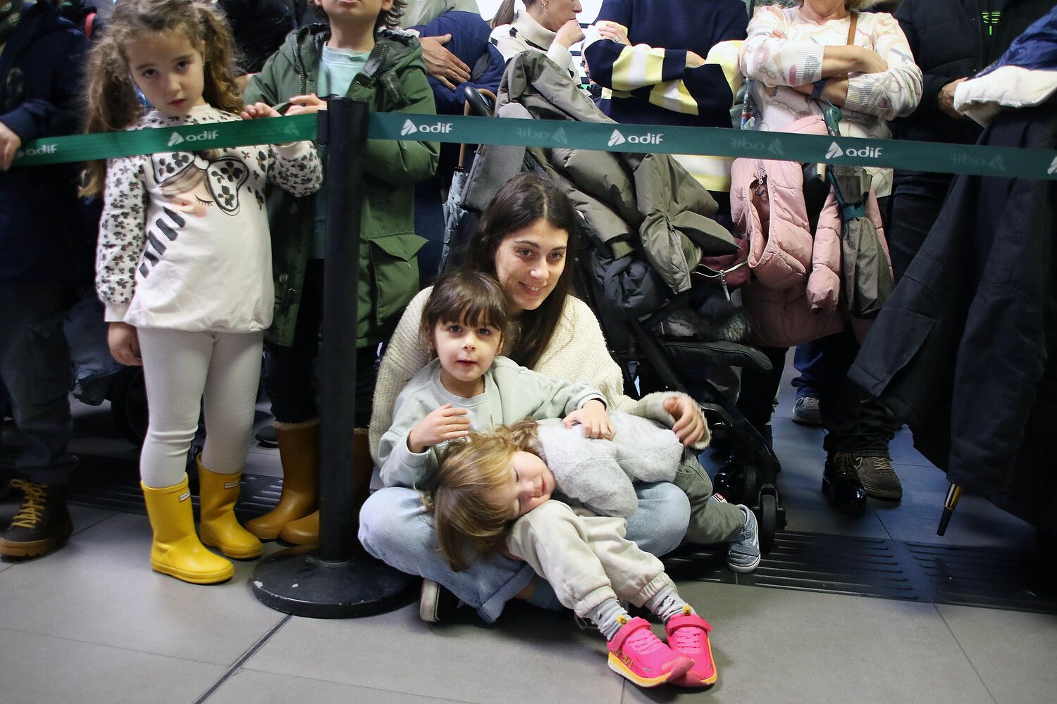  Recibimiento a los Reyes Magos de Oriente en la estación de tren de León | Peio García / ICAL