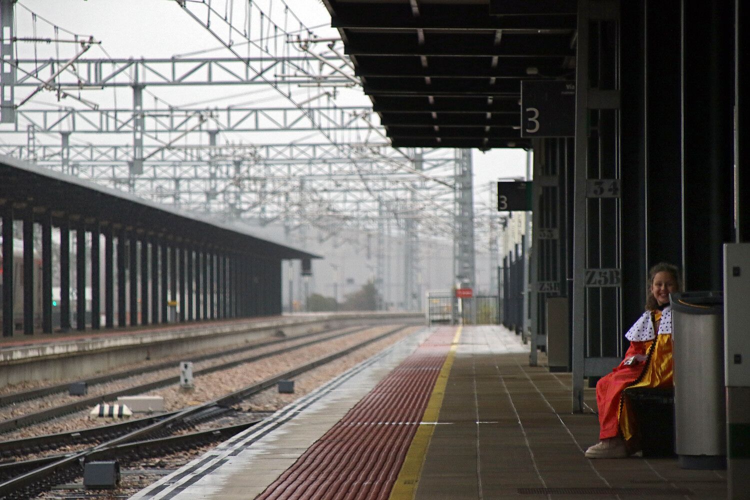  Recibimiento a los Reyes Magos de Oriente en la estación de tren de León | Peio García / ICAL