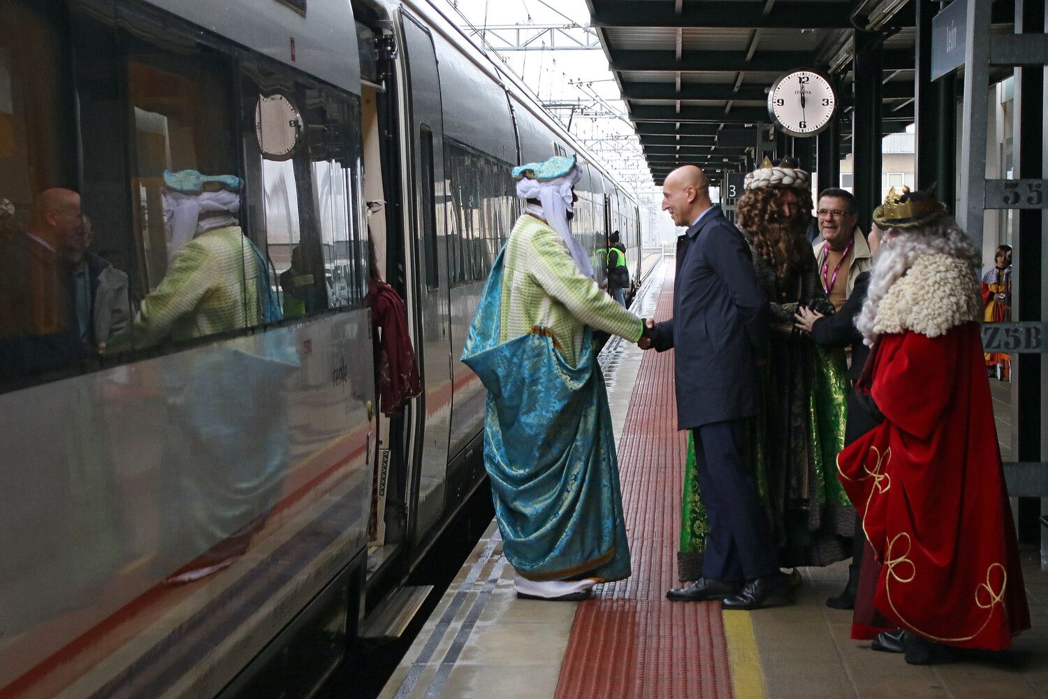  Recibimiento a los Reyes Magos de Oriente en la estación de tren de León | Peio García / ICAL