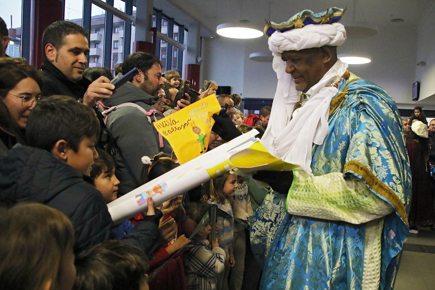  Recibimiento a los Reyes Magos de Oriente en la estación de tren de León | Peio García / ICAL