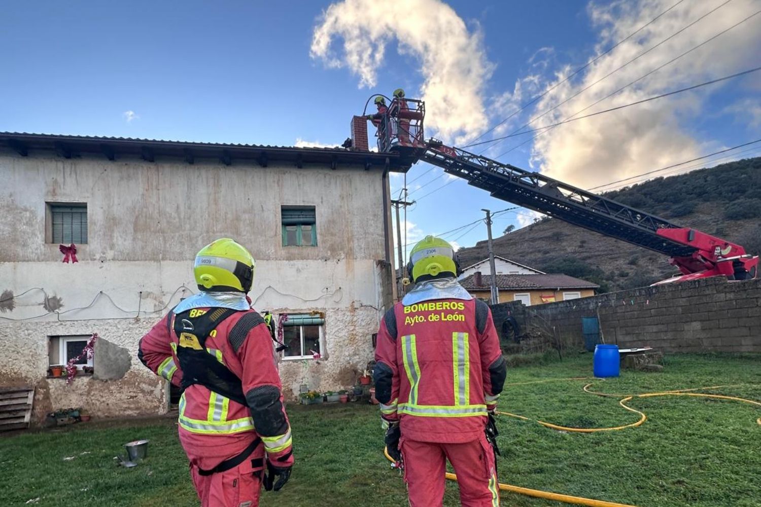 El incendio de chimenea en Pardavé obliga a intervenir a los Bomberos de León | Bomberos de León